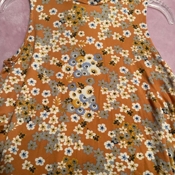 Beautiful Short Sleeve Shirt with Long Back - Picture 2 of 4